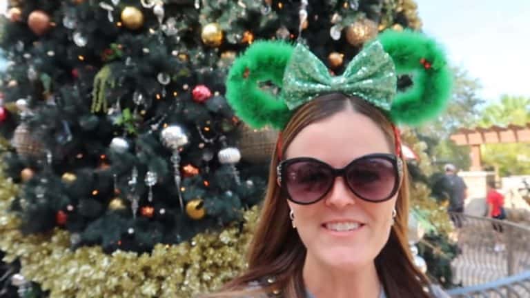 Resort TV 1 - Disney Springs Decorations and Stitch's Holiday Hunt