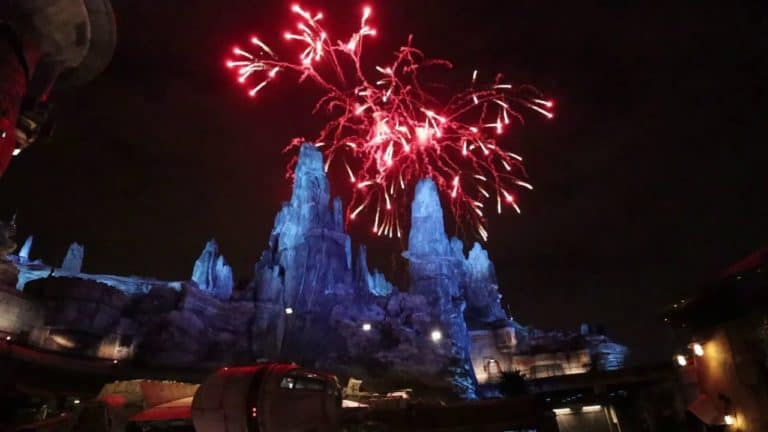 Star Wars: Galaxy's Edge Fireworks Over Batuu