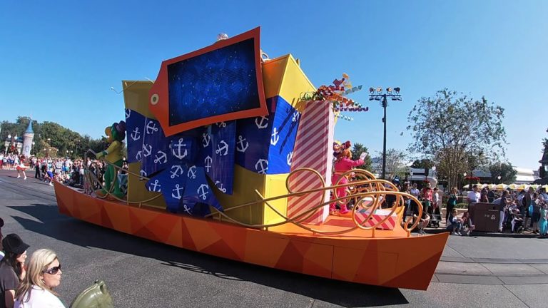 Walt Disney World Thanksgiving 2019 - Holiday Decor and Parade
